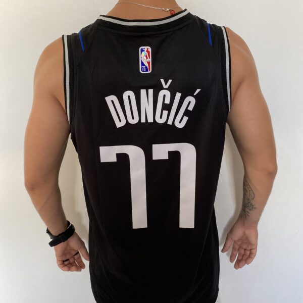 Camiseta Regata NBA Swingman Dallas Mavericks Luka Doncic 77 - Novato do Ano - 2046 - Select Series Rookie Of The Year - Preta Nike - Imagem 10