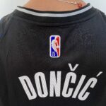 Camiseta Regata NBA Swingman Dallas Mavericks Luka Doncic 77 - Novato do Ano - 2046 - Select Series Rookie Of The Year - Preta Nike - Imagem 11