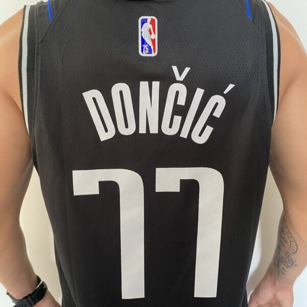 Camiseta Regata NBA Swingman Dallas Mavericks Luka Doncic 77 - Novato do Ano - 2046 - Select Series Rookie Of The Year - Preta Nike - Imagem 13