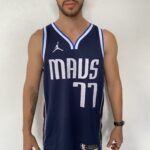 Camiseta Regata NBA Swingman Dallas Mavericks Luka Doncic 77 Statemant Edition Azul Marinho 2023 Jordan - Imagem 2