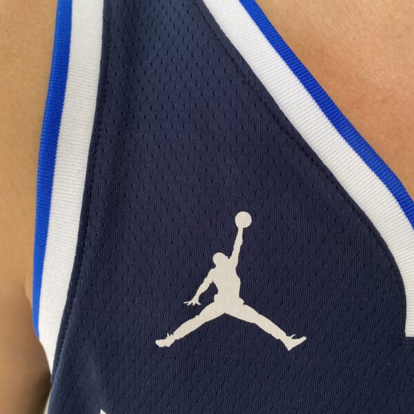 Camiseta Regata NBA Swingman Dallas Mavericks Luka Doncic 77 Statemant Edition Azul Marinho 2023 Jordan - Imagem 6