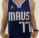 Camiseta Regata NBA Swingman Dallas Mavericks Luka Doncic 77 Statemant Edition Azul Marinho 2023 Jordan - Imagem 5