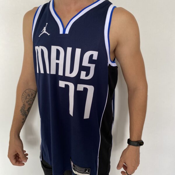 Camiseta Regata NBA Swingman Dallas Mavericks Luka Doncic 77 Statemant Edition Azul Marinho 2023 Jordan - Imagem 7