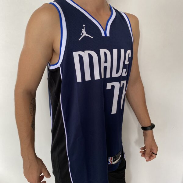 Camiseta Regata NBA Swingman Dallas Mavericks Luka Doncic 77 Statemant Edition Azul Marinho 2023 Jordan - Imagem 8