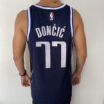 Camiseta Regata NBA Swingman Dallas Mavericks Luka Doncic 77 Statemant Edition Azul Marinho 2023 Jordan - Imagem 10