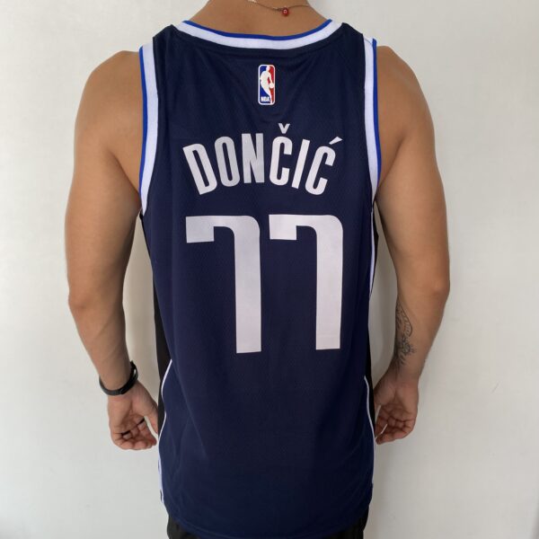 Camiseta Regata NBA Swingman Dallas Mavericks Luka Doncic 77 Statemant Edition Azul Marinho 2023 Jordan - Imagem 10