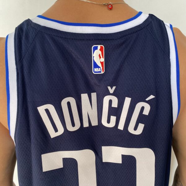 Camiseta Regata NBA Swingman Dallas Mavericks Luka Doncic 77 Statemant Edition Azul Marinho 2023 Jordan - Imagem 11