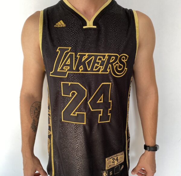 Camiseta Regata Basquete NBA Los Angeles Lakers Preta Mamba Negra - Black Mamba - 24 Kobe Bryant - 5x - Edição Comemorativa - Preta Dourada - Fios de Ouro - Adidas - Imagem 1