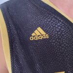 Camiseta Regata Basquete NBA Los Angeles Lakers Preta Mamba Negra - Black Mamba - 24 Kobe Bryant - 5x - Edição Comemorativa - Preta Dourada - Fios de Ouro - Adidas - Imagem 3