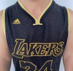 Camiseta Regata Basquete NBA Los Angeles Lakers Preta Mamba Negra - Black Mamba - 24 Kobe Bryant - 5x - Edição Comemorativa - Preta Dourada - Fios de Ouro - Adidas - Imagem 4