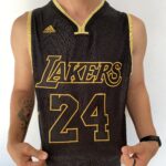 Camiseta Regata Basquete NBA Los Angeles Lakers Preta Mamba Negra - Black Mamba - 24 Kobe Bryant - 5x - Edição Comemorativa - Preta Dourada - Fios de Ouro - Adidas - Imagem 6