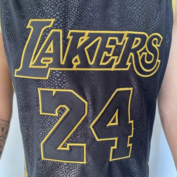 Camiseta Regata Basquete NBA Los Angeles Lakers Preta Mamba Negra - Black Mamba - 24 Kobe Bryant - 5x - Edição Comemorativa - Preta Dourada - Fios de Ouro - Adidas - Imagem 7