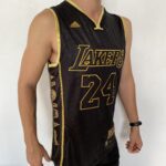 Camiseta Regata Basquete NBA Los Angeles Lakers Preta Mamba Negra - Black Mamba - 24 Kobe Bryant - 5x - Edição Comemorativa - Preta Dourada - Fios de Ouro - Adidas - Imagem 9