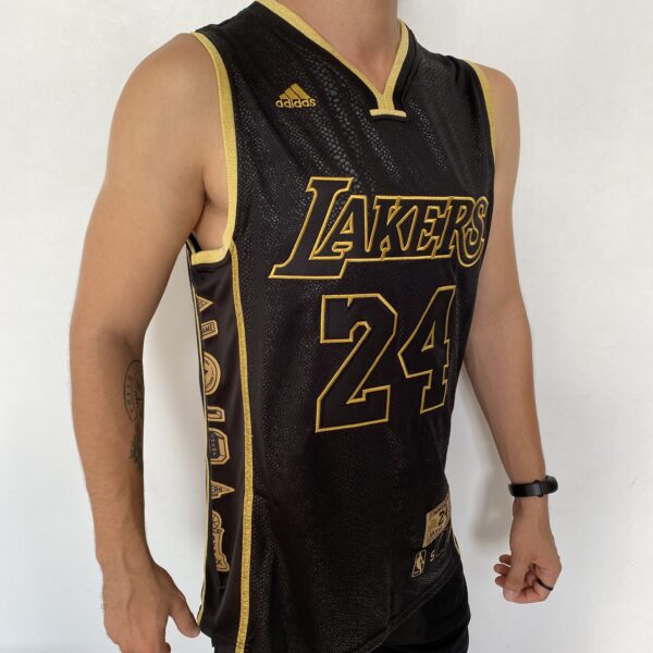Camiseta Regata Basquete NBA Los Angeles Lakers Preta Mamba Negra - Black Mamba - 24 Kobe Bryant - 5x - Edição Comemorativa - Preta Dourada - Fios de Ouro - Adidas - Imagem 9