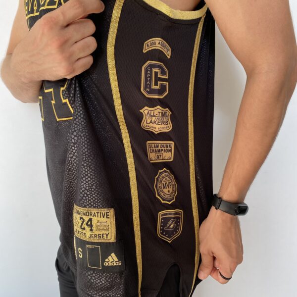Camiseta Regata Basquete NBA Los Angeles Lakers Preta Mamba Negra - Black Mamba - 24 Kobe Bryant - 5x - Edição Comemorativa - Preta Dourada - Fios de Ouro - Adidas - Imagem 10