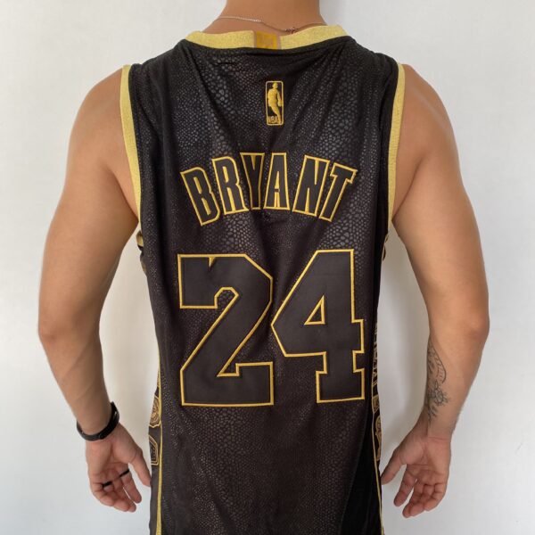 Camiseta Regata Basquete NBA Los Angeles Lakers Preta Mamba Negra - Black Mamba - 24 Kobe Bryant - 5x - Edição Comemorativa - Preta Dourada - Fios de Ouro - Adidas - Imagem 14