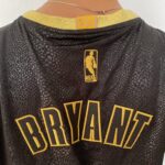 Camiseta Regata Basquete NBA Los Angeles Lakers Preta Mamba Negra - Black Mamba - 24 Kobe Bryant - 5x - Edição Comemorativa - Preta Dourada - Fios de Ouro - Adidas - Imagem 15