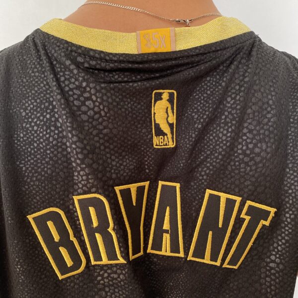 Camiseta Regata Basquete NBA Los Angeles Lakers Preta Mamba Negra - Black Mamba - 24 Kobe Bryant - 5x - Edição Comemorativa - Preta Dourada - Fios de Ouro - Adidas - Imagem 15