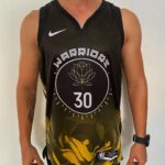 Camiseta Regata Basquete NBA Swingman Golden State Warriors Curry 30 City Edition Preta Amarela 2023 Nike