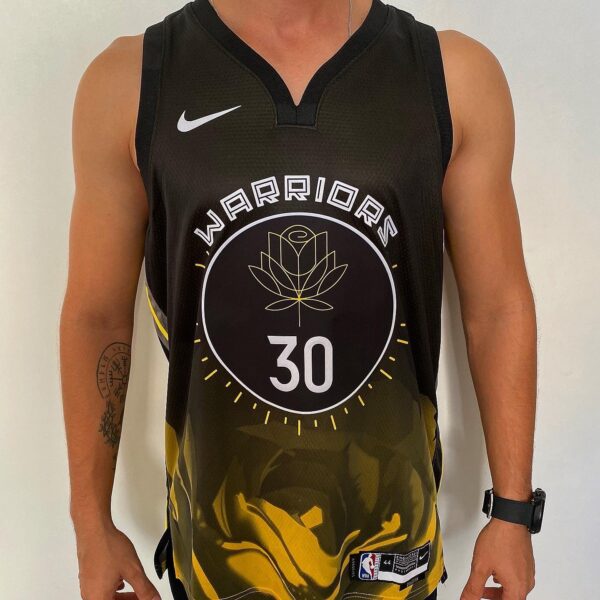 Camiseta Regata Basquete NBA Swingman Golden State Warriors Curry 30 City Edition Preta Amarela 2023 Nike - Imagem 1