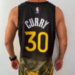 Camiseta Regata Basquete NBA Swingman Golden State Warriors Curry 30 City Edition Preta Amarela 2023 Nike - Imagem 9