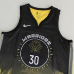 Camiseta Regata Basquete NBA Swingman Golden State Warriors Curry 30 City Edition Preta Amarela 2023 Nike - Imagem 11