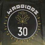 Camiseta Regata Basquete NBA Swingman Golden State Warriors Curry 30 City Edition Preta Amarela 2023 Nike - Imagem 12