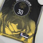Camiseta Regata Basquete NBA Swingman Golden State Warriors Curry 30 City Edition Preta Amarela 2023 Nike - Imagem 13