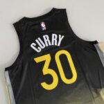 Camiseta Regata Basquete NBA Swingman Golden State Warriors Curry 30 City Edition Preta Amarela 2023 Nike - Imagem 14