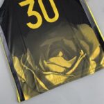 Camiseta Regata Basquete NBA Swingman Golden State Warriors Curry 30 City Edition Preta Amarela 2023 Nike - Imagem 15