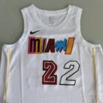 Camiseta Regata Basquete NBA Swingman Miami Heat Butler 22 City Edition Branca Colorida 2023 Nike - Imagem 18