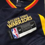 Camiseta Regata NBA Swingman Golden States Warriors Oakland Curry 30 City Edition Preta 2021 Nike - Imagem 15