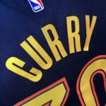 Camiseta Regata NBA Swingman Golden States Warriors Oakland Curry 30 City Edition Preta 2021 Nike - Imagem 9