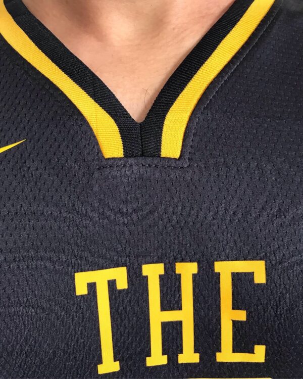Camiseta Regata NBA Swingman Golden States Warriors The Town Bay 30 Curry City Edition 2021 Nike - Imagem 4