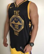 Camiseta Regata NBA Swingman Golden States Warriors The Town Bay 30 Curry City Edition 2021 Nike - Imagem 3