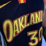 Camiseta Regata NBA Swingman Golden States Warriors Oakland Curry 30 City Edition Preta 2021 Nike - Imagem 5