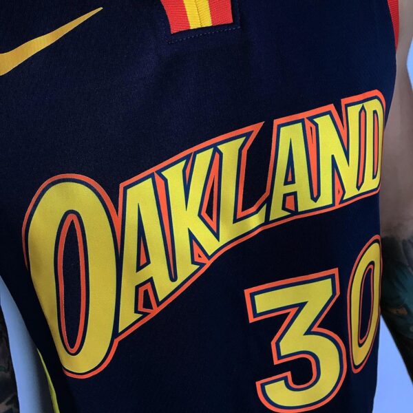 Camiseta Regata NBA Swingman Golden States Warriors Oakland Curry 30 City Edition Preta 2021 Nike - Imagem 5