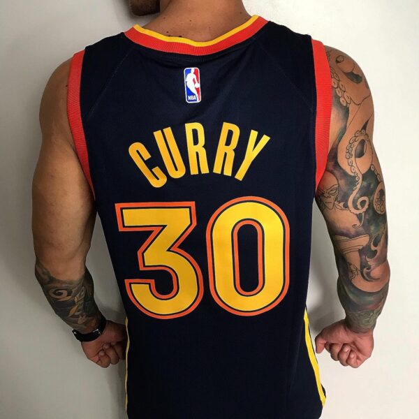 Camiseta Regata NBA Swingman Golden States Warriors Oakland Curry 30 City Edition Preta 2021 Nike - Imagem 8
