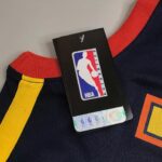 Camiseta Regata NBA Swingman Golden States Warriors Oakland Curry 30 City Edition Preta 2021 Nike - Imagem 20