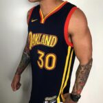Camiseta Regata NBA Swingman Golden States Warriors Oakland Curry 30 City Edition Preta 2021 Nike - Imagem 3