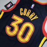Camiseta Regata NBA Swingman Golden States Warriors Oakland Curry 30 City Edition Preta 2021 Nike - Imagem 17