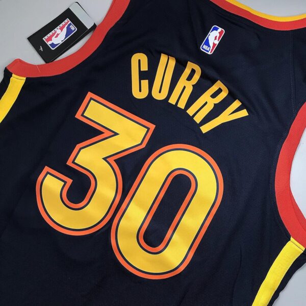 Camiseta Regata NBA Swingman Golden States Warriors Oakland Curry 30 City Edition Preta 2021 Nike - Imagem 17