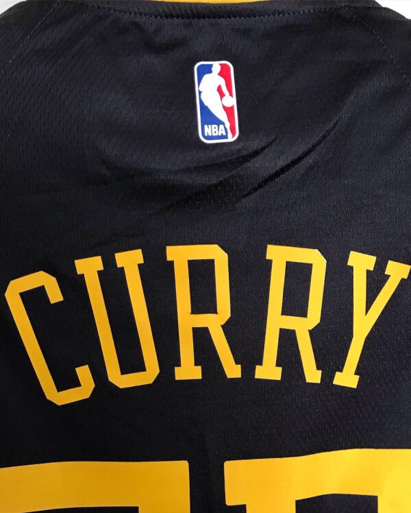 Camiseta Regata NBA Swingman Golden States Warriors The Town Bay 30 Curry City Edition 2021 Nike - Imagem 7