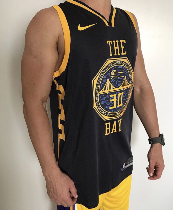 Camiseta Regata NBA Swingman Golden States Warriors The Town Bay 30 Curry City Edition 2021 Nike - Imagem 2