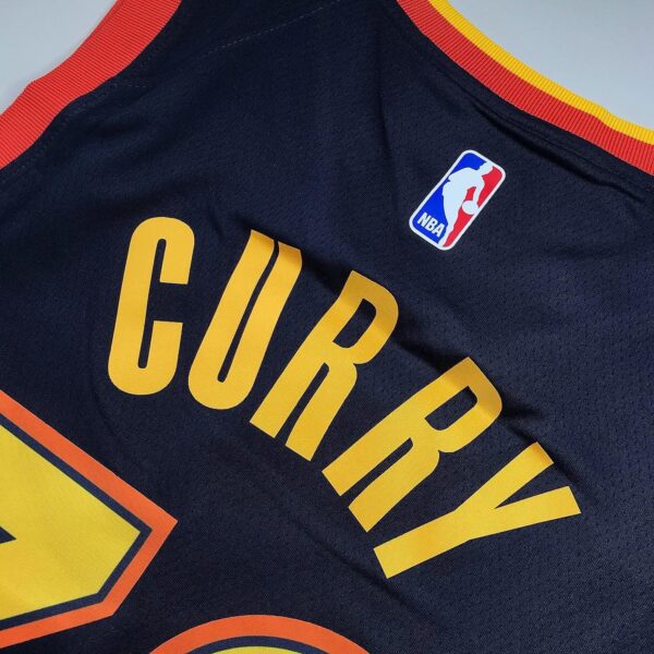 Camiseta Regata NBA Swingman Golden States Warriors Oakland Curry 30 City Edition Preta 2021 Nike - Imagem 18