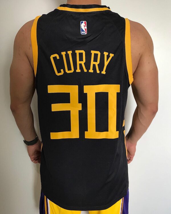 Camiseta Regata NBA Swingman Golden States Warriors The Town Bay 30 Curry City Edition 2021 Nike - Imagem 6