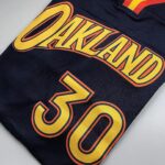Camiseta Regata NBA Swingman Golden States Warriors Oakland Curry 30 City Edition Preta 2021 Nike - Imagem 11