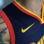 Camiseta Regata NBA Swingman Golden States Warriors Oakland Curry 30 City Edition Preta 2021 Nike - Imagem 4