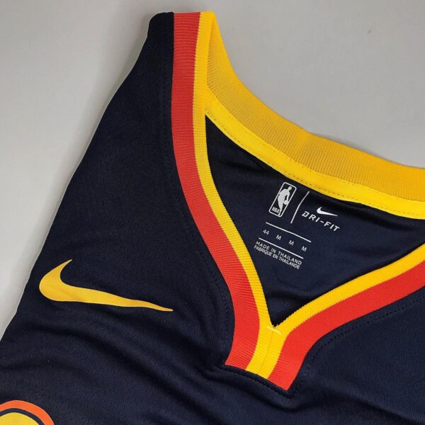 Camiseta Regata NBA Swingman Golden States Warriors Oakland Curry 30 City Edition Preta 2021 Nike - Imagem 13