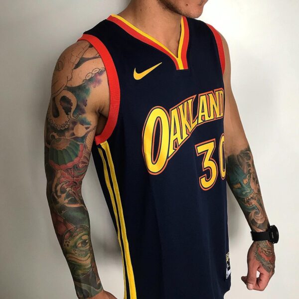 Camiseta Regata NBA Swingman Golden States Warriors Oakland Curry 30 City Edition Preta 2021 Nike - Imagem 2